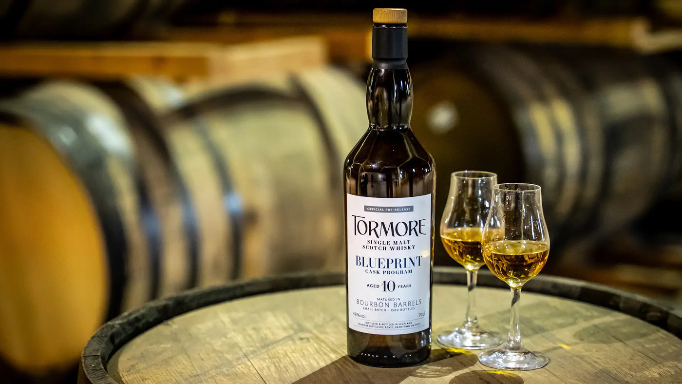 Tormore 10 Jahre Whisky mit zwei Gläsern auf einem Holzfass