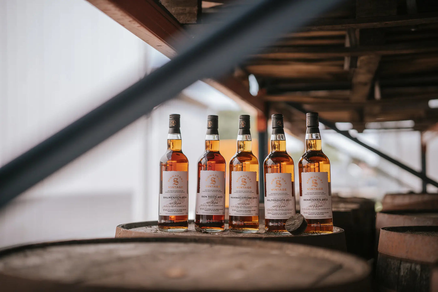 5 Signatory Vintage Whiskys auf einem Holzfass