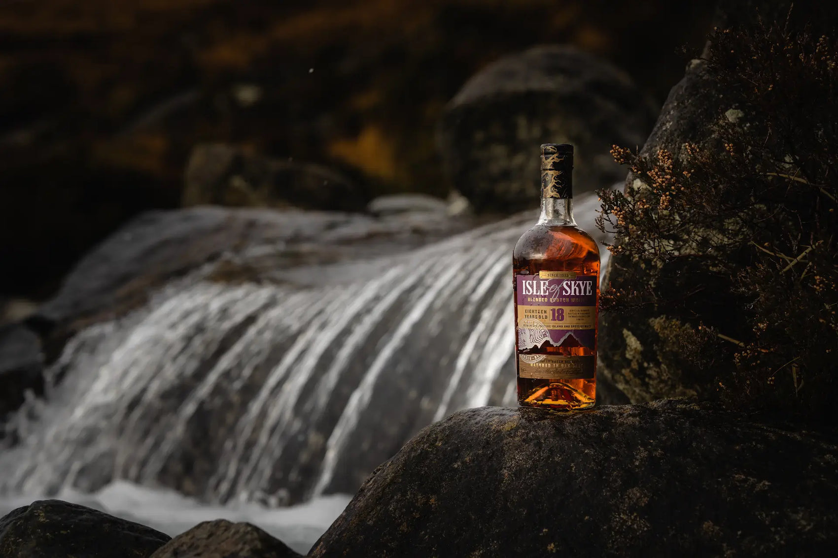 Isle of Skye 18 Jahre Scotch Whisky vor einem Wasserfall
