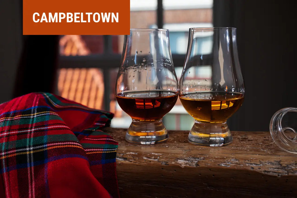 Zwei Gläser Campbeltown Single Malt Whisky vor einem Fenster