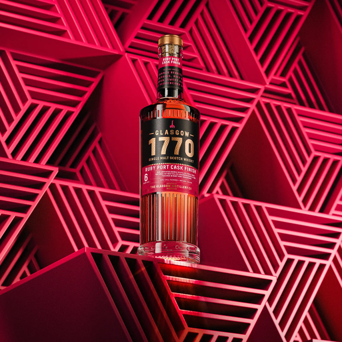  1770 Glasgow Ruby Port Cask Finish 6 Jahre 2018/2025 vor eine stylischen Wand