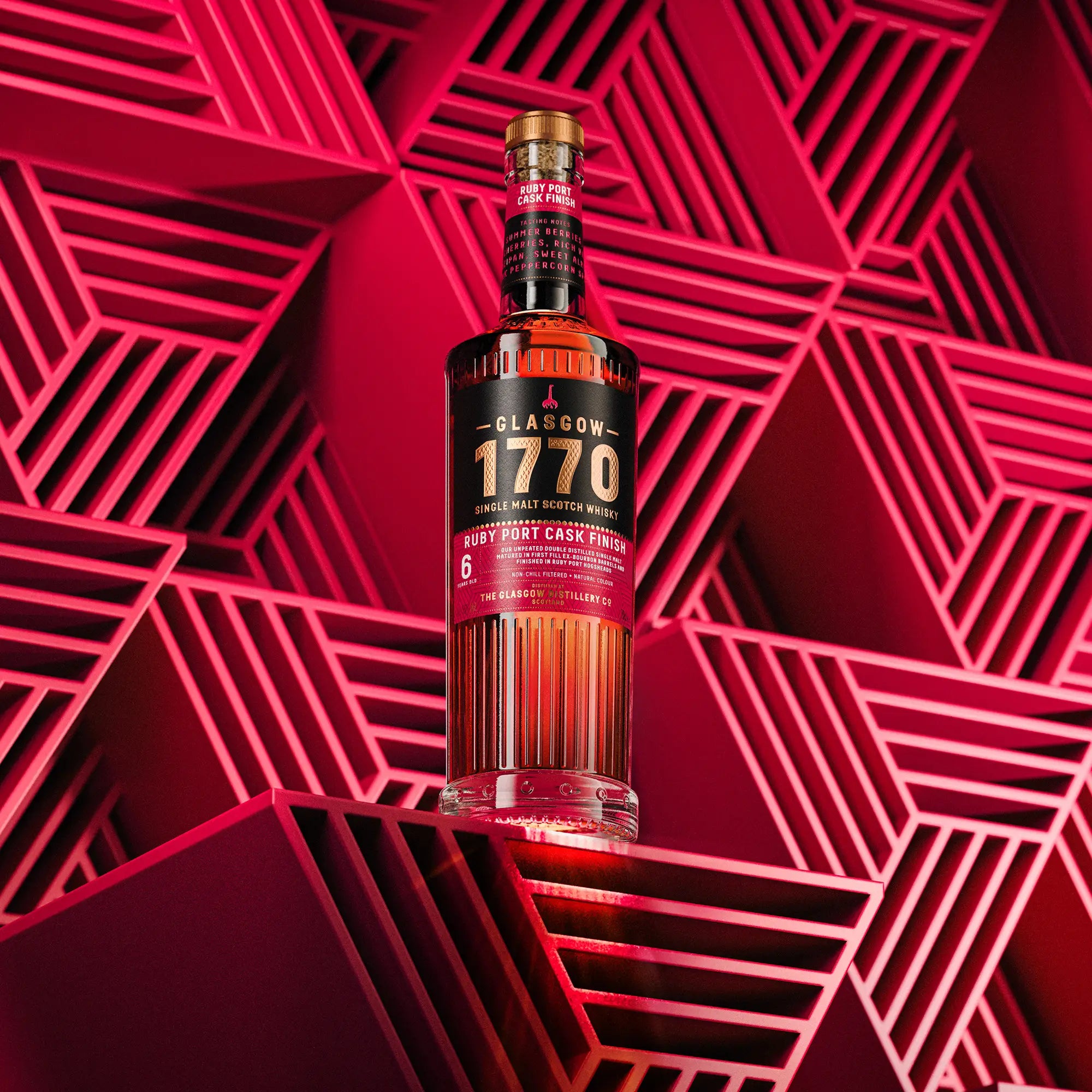  1770 Glasgow Ruby Port Cask Finish 6 Jahre 2018/2025 vor eine stylischen Wand