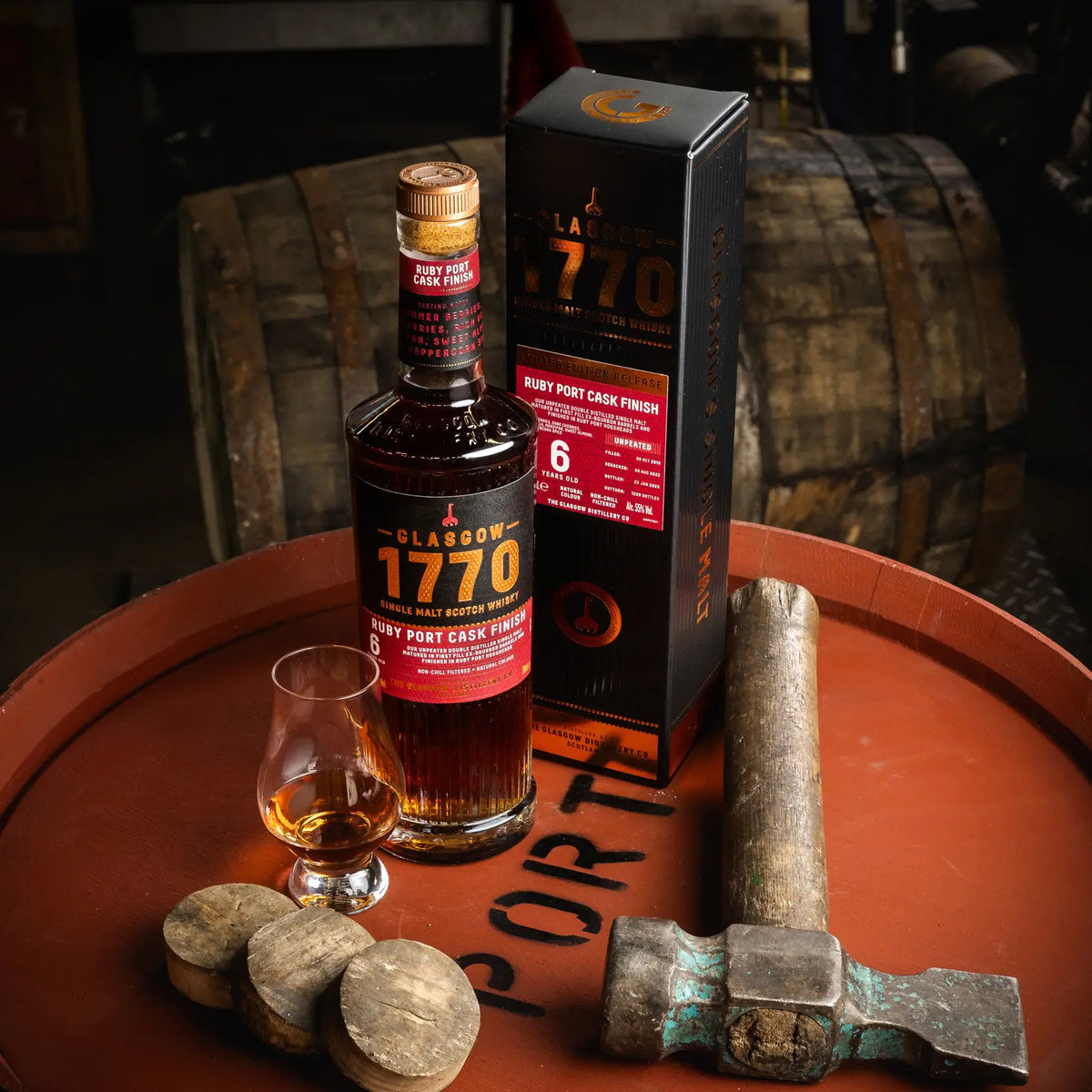  1770 Glasgow Ruby Port Cask Finish 6 Jahre 2018/2025 Single Malt Whisky mit Verpackung und Glas auf einem Holzfass