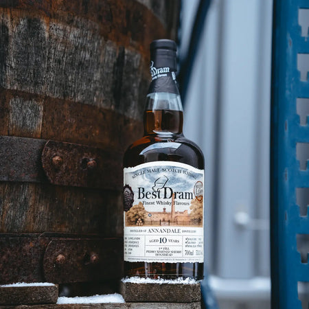 Annandale Best Dram 10 Jahre 2015/2025 Single Malt Whisky vor einem Holzfass