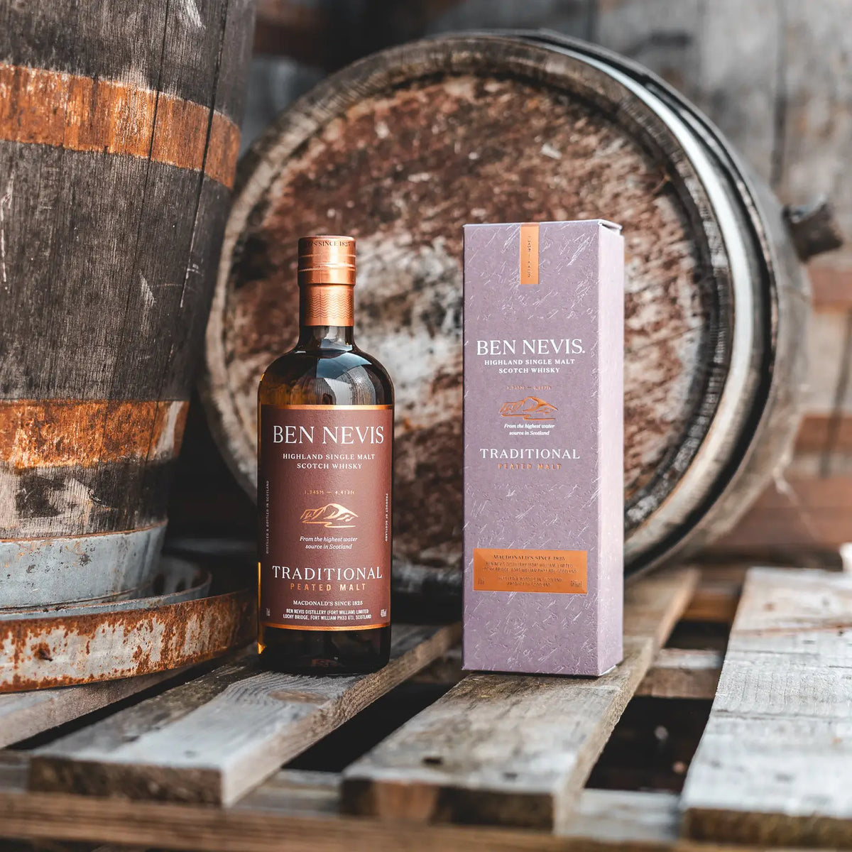 Ben Nevis Traditional Peated Malt Single Malt Whisky vor einem Fass