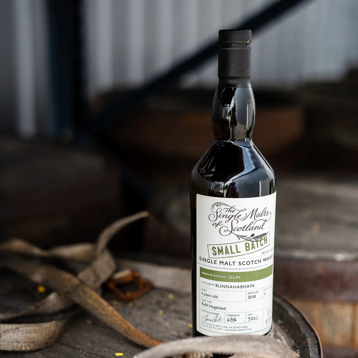 Bunnahabhain Peated Small Batch 6 Jahre 2018/2025 Single Malt Whisky auf einem Holzfass