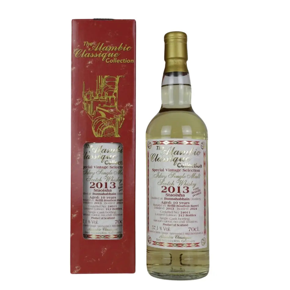 Vorderseite der Flasche und Verpackung vom Bunnahabhain Staoisha Special Vintage Collection 10 Jahre 2013/2024 Single Malt Scotch Whisky