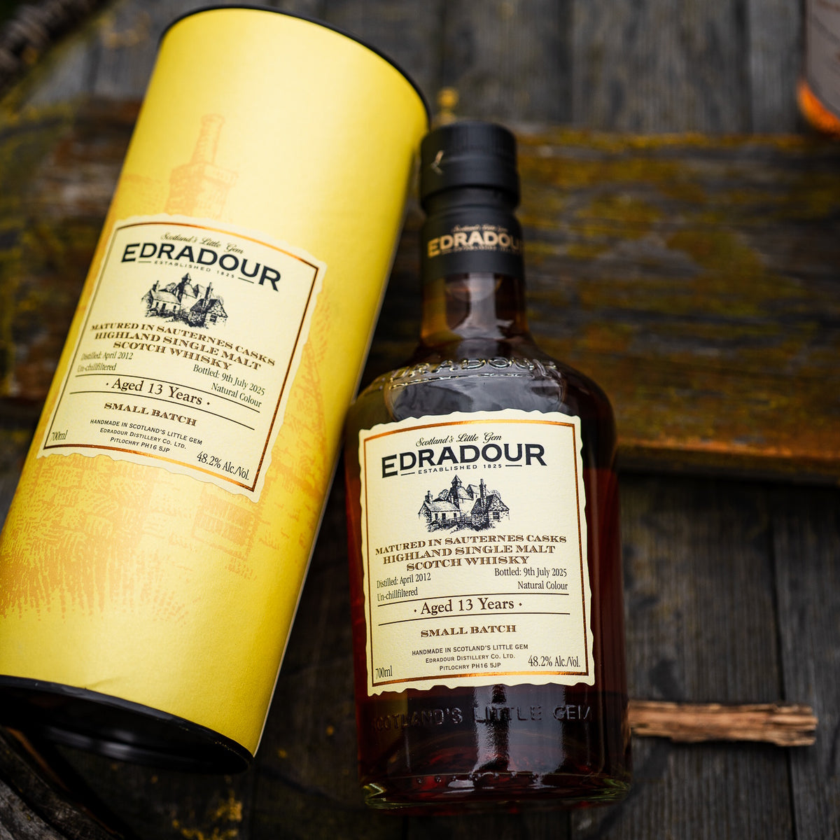 Flasche und Verpackung vom Whisky Edradour Sauternes Casks 13 Jahre 2012/2025 liegen auf Holz