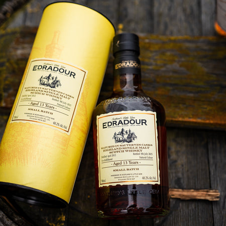 Flasche und Verpackung vom Whisky Edradour Sauternes Casks 13 Jahre 2012/2025 liegen auf Holz