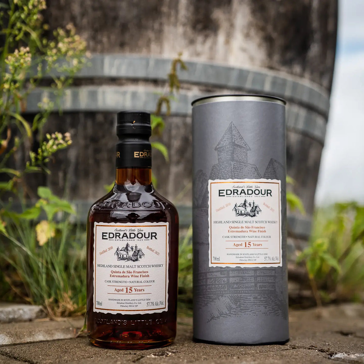 Whisky Edradour Estremadura 15 Jahre 2010/2025 auf einem Steinweg vor einem Holzfass