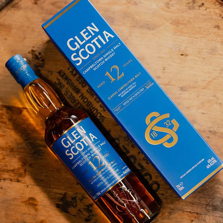 Glen Scotia 12 Jahre Single Malt Whisky liegend auf Holz