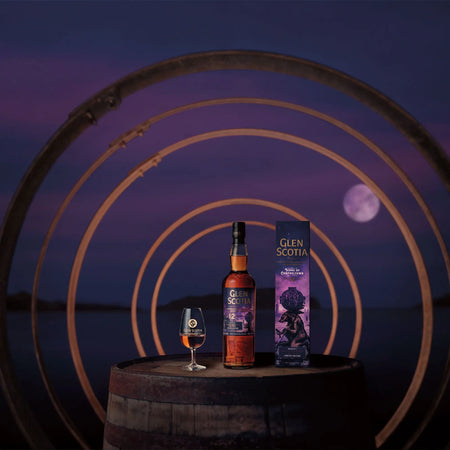 Single Malt Whisky Glen Scotia Icons of Campbeltown No.3 12 Jahre mit halb gefülltem Glas bei Nacht auf einem Holzfass vor Vollmond