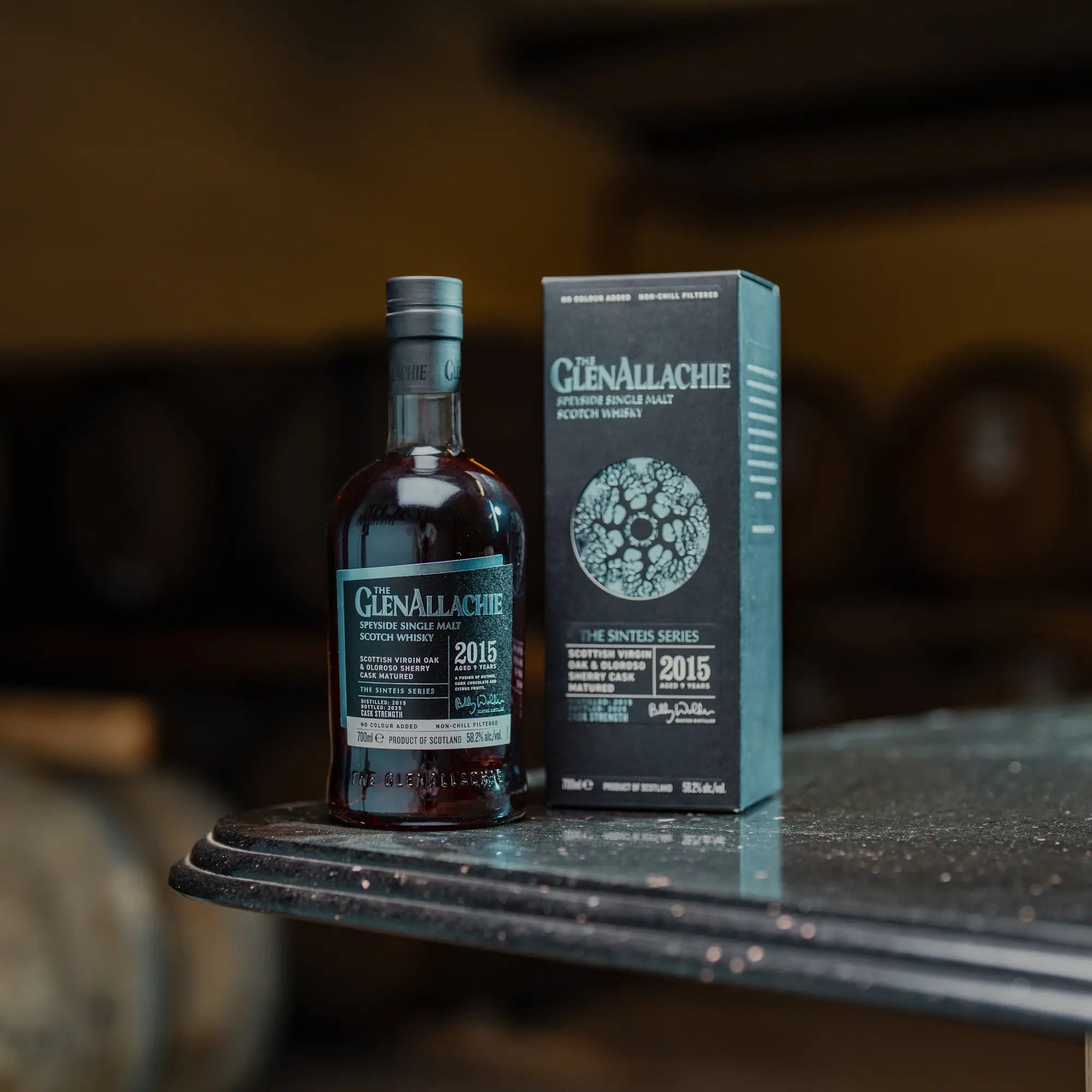 GlenAllachie Sinteis Part II Single Malt Whisky mit Verpakcung auf einem Holztisch