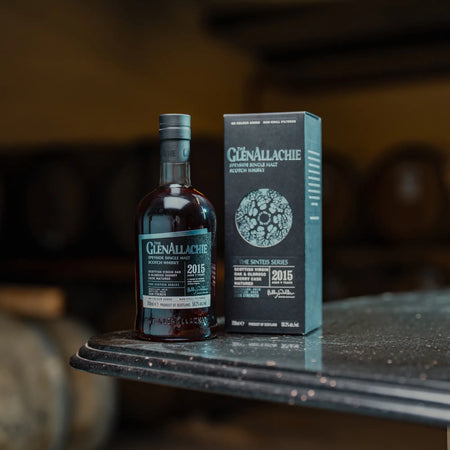 GlenAllachie Sinteis Part II Single Malt Whisky mit Verpakcung auf einem Holztisch