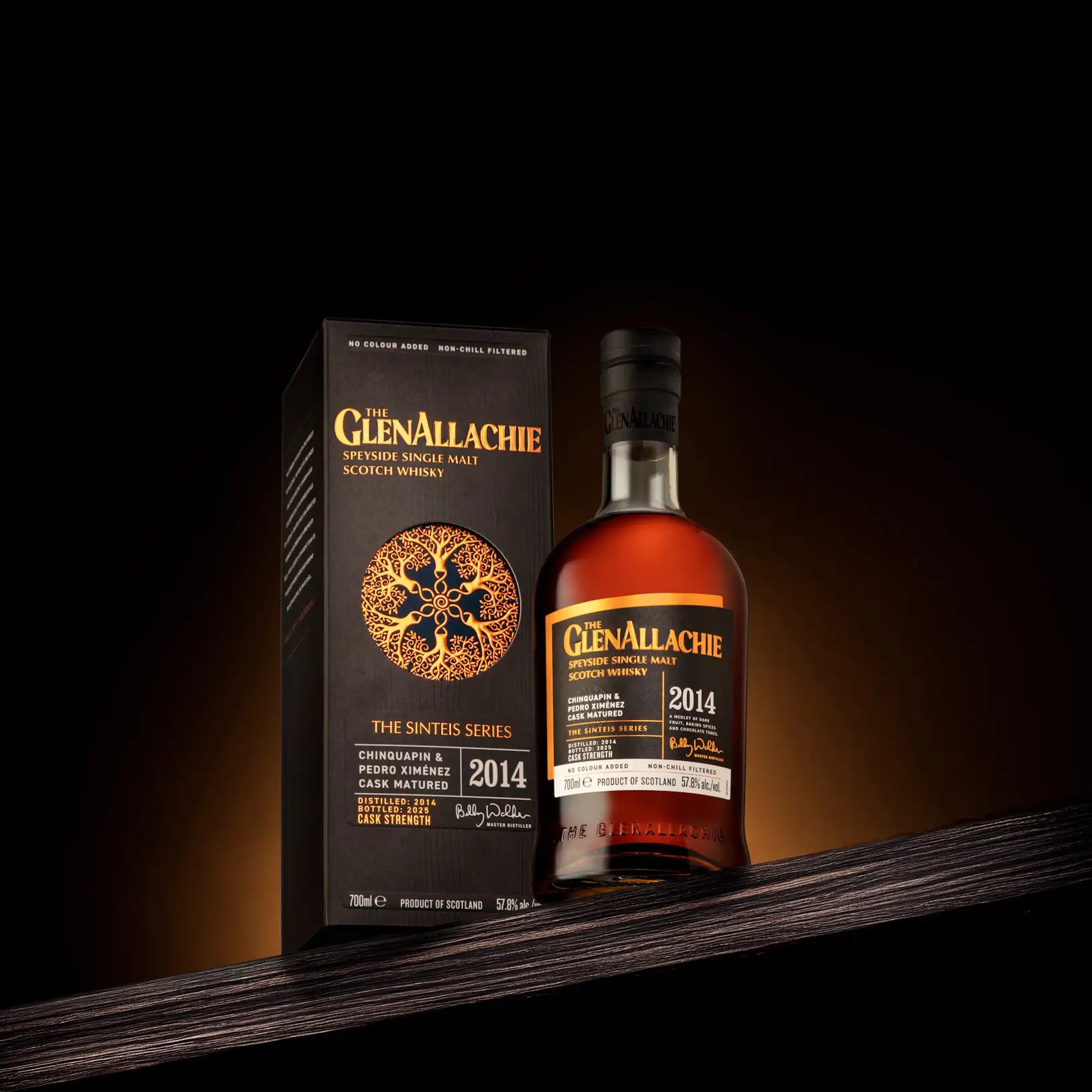 GlenAllachie Sinteis Part I Single Malt Whisky und Verpackung auf einem Holzbrett vor schwarzem Hintergrund