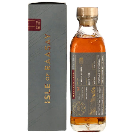 Seitenansicht der Whiskyflasche und Verpackung vom Single Malt Isle of Raasay Marsala Cask 2021/2025
