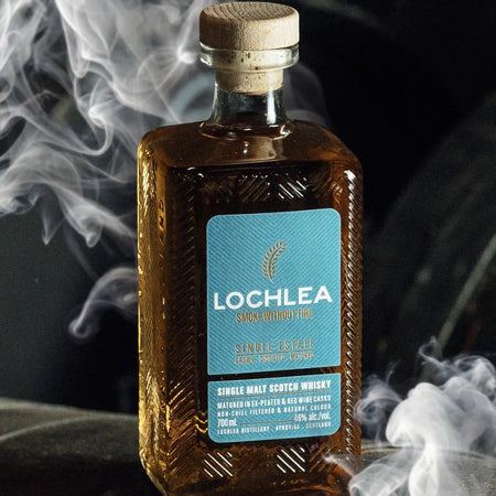Lochlea Smoke without Fire Lowland Single Malt Scotch Whisky auf einem Holzfss vor Rauch