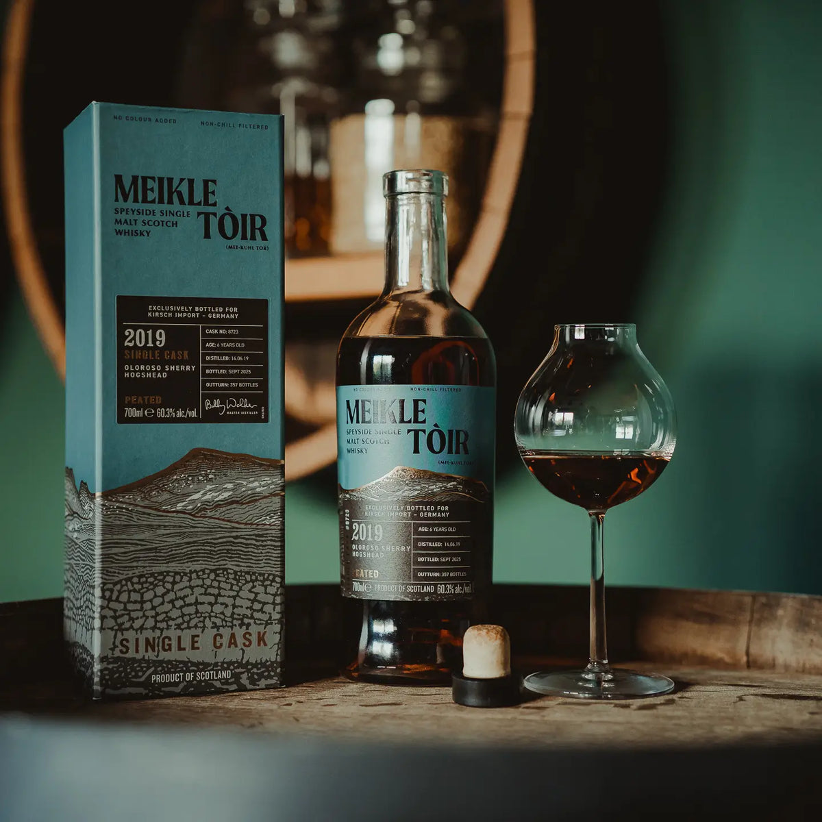 Meikle Tòir 6 Jahre 2019/2025 Single Malt Scotch Whisky mit Verpackung und halb gefülltem Whiskyglas