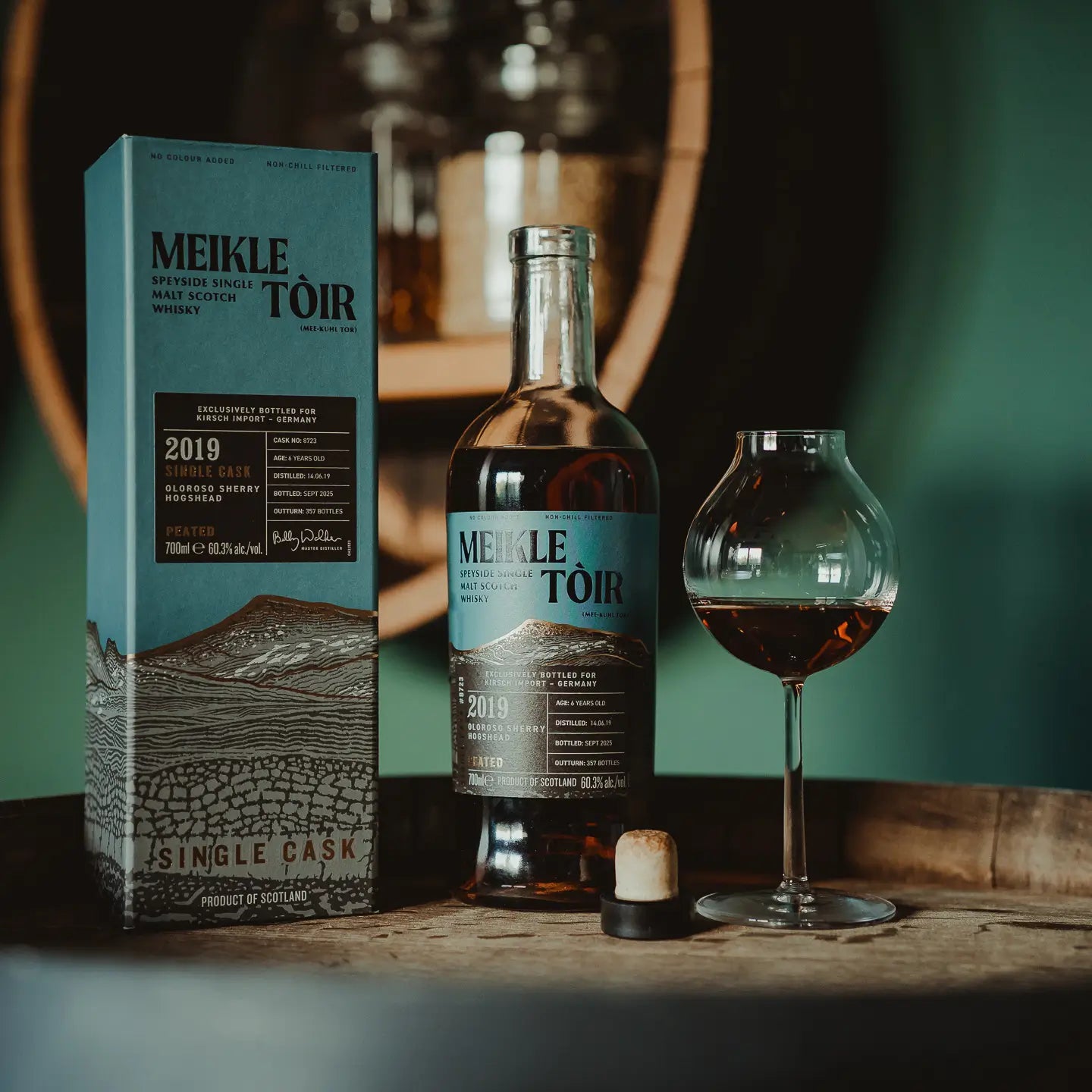 Meikle Tòir 6 Jahre 2019/2025 Single Malt Scotch Whisky mit Verpackung und halb gefülltem Whiskyglas