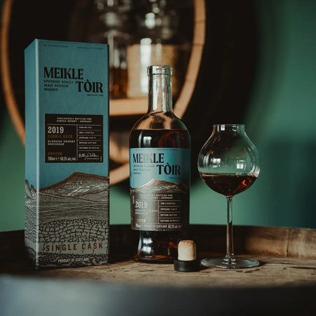 Meikle Tòir 6 Jahre 2019/2025 Single Malt Scotch Whisky mit Verpackung und halb gefülltem Whiskyglas