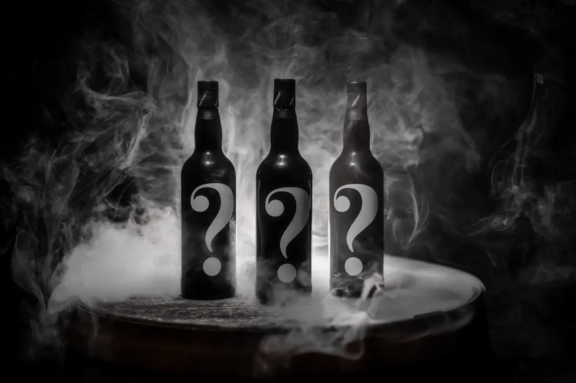 Mystery Malt Whiskys auf einem Holzfass