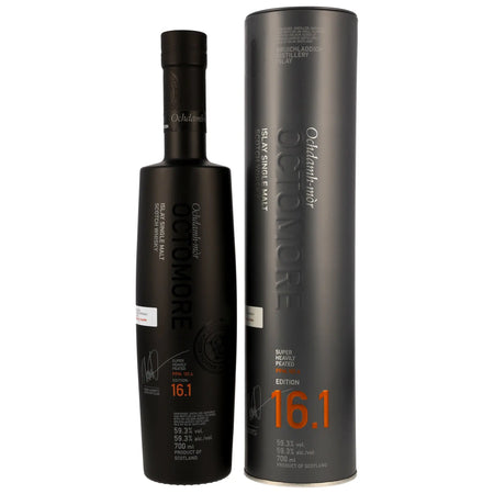 Vorderseite der Flasche und Verpackung vom Octomore 16.1 5 Jahre Single Malt Whisky