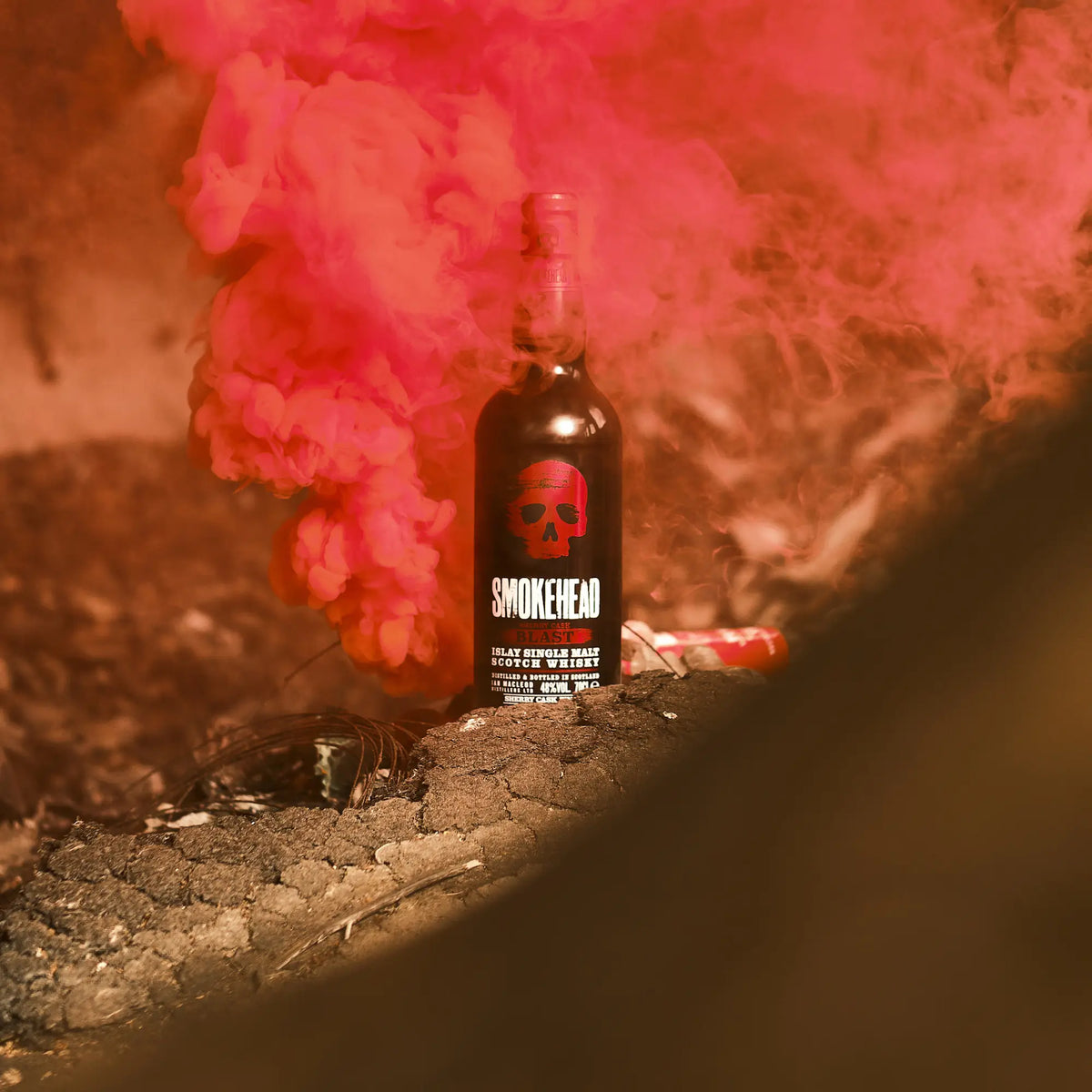 Smokehead Sherry Cask Blast Islay Single Malt Whisky eingehüllt in rotem Rauch