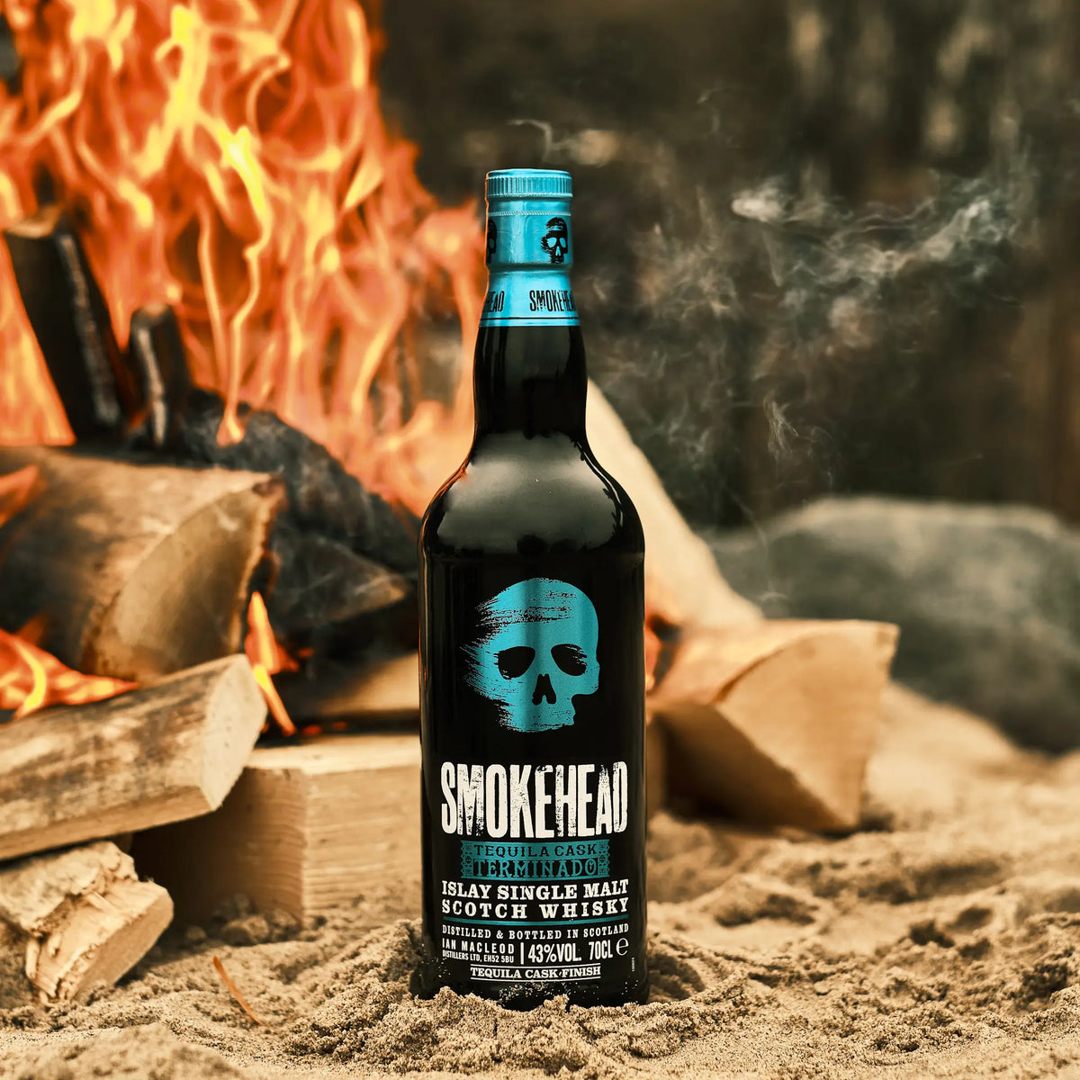 Smokehead Terminado Tequila Cask am Sandstrand vor einem Lagerfeuer
