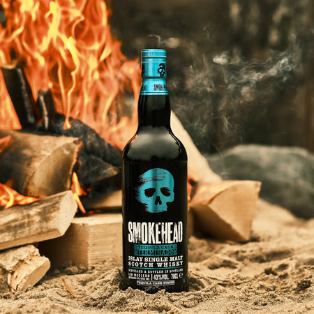 Smokehead Terminado Tequila Cask am Sandstrand vor einem Lagerfeuer