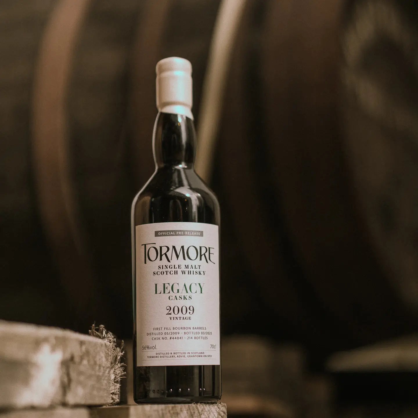 Tormore Legacy Casks 15 Jahre 2009/2025 Whisky vor einem Holzfass